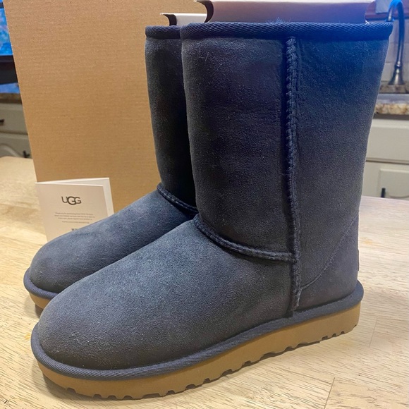 NWT ⭐️ Authentic UGG Women's Classic Short II Boots In original
